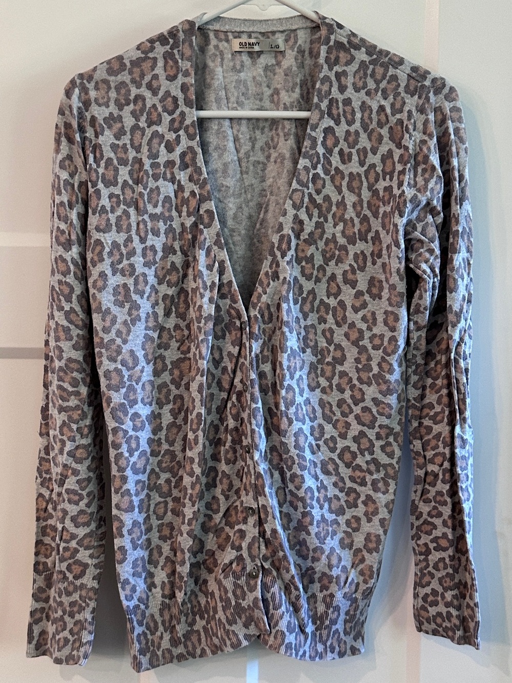 Old Navy Women’s Muted Leopard Print button down cardigan size L gray